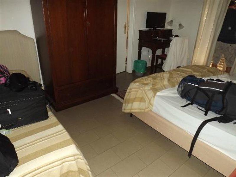 Ares Hotel San Giovanni La Punta Buitenkant foto