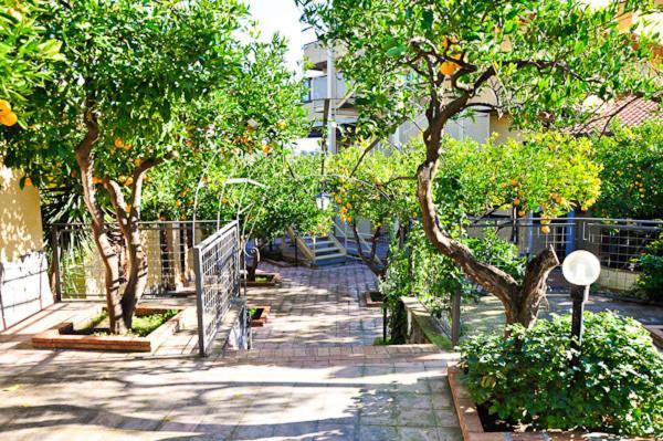 Ares Hotel San Giovanni La Punta Buitenkant foto